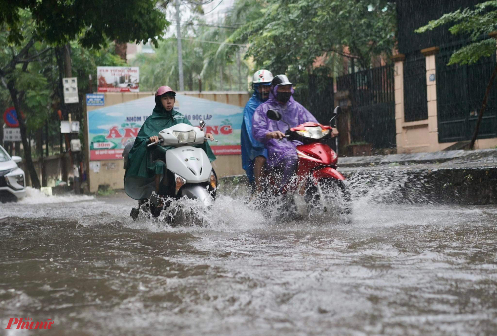 Cơn mưa lớn này một lần nữa cho thấy tình trạng ngập lụt đang là vấn đề nan giải của Hà Nội.