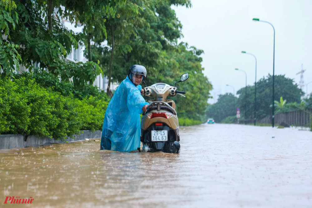 Hà Nội đã trải qua một cơn mưa lớn kéo dài từ đêm đến sáng, khiến nhiều tuyến phố, khu dân cư bị ngập sâu.