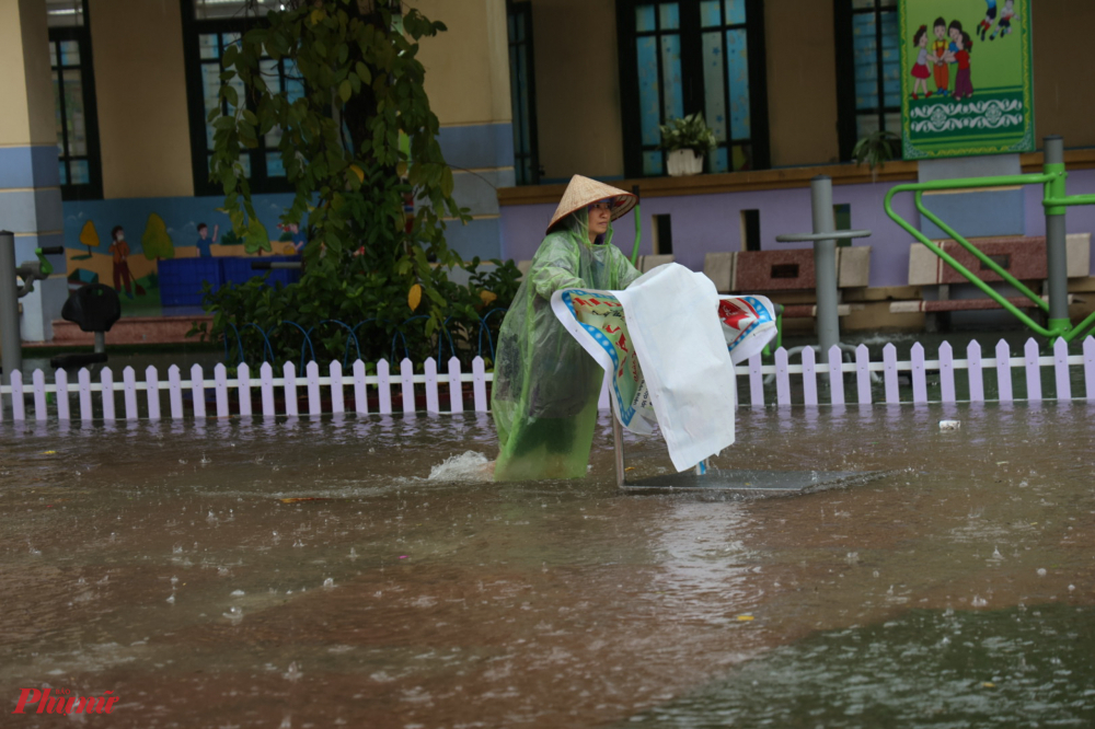 Ghi nhận tại trường Tiểu học Đan Phượng, nước ngập sâu đến gần đầu gối người lớn, việc học của trẻ bị ảnh hưởng khá nhiều.