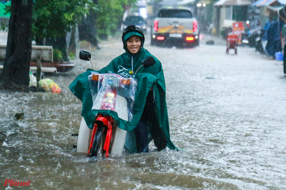 Mưa lớn, ngập úng khiến cuộc sống người dân bị ảnh hưởng lớn. Nhiều người đã muộn học, muộn làm trong ngày 28/9.