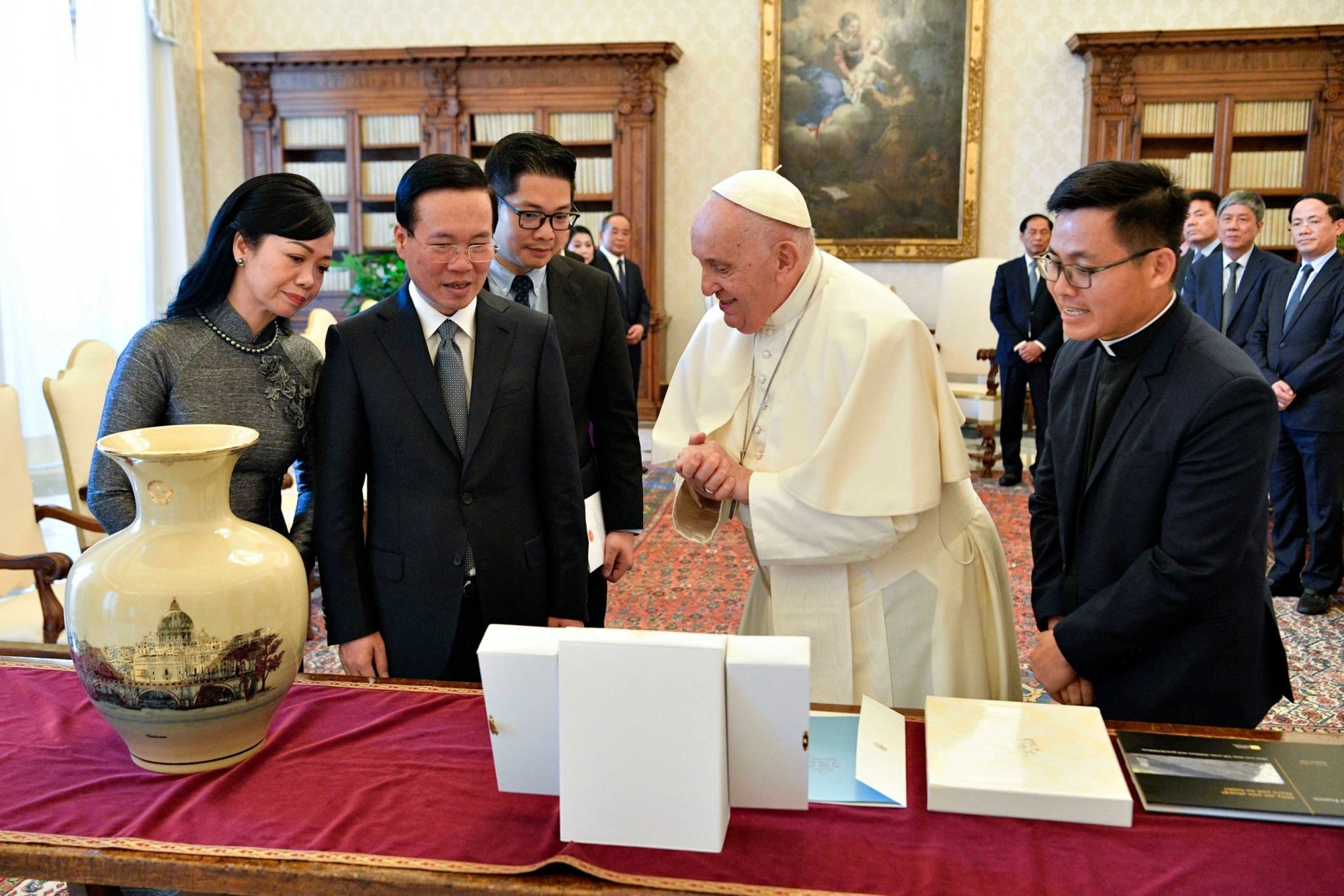 Giáo hoàng Francis và chủ tịch nước Võ Văn Thưởng gặp mặt tại Toà thánh Vatican