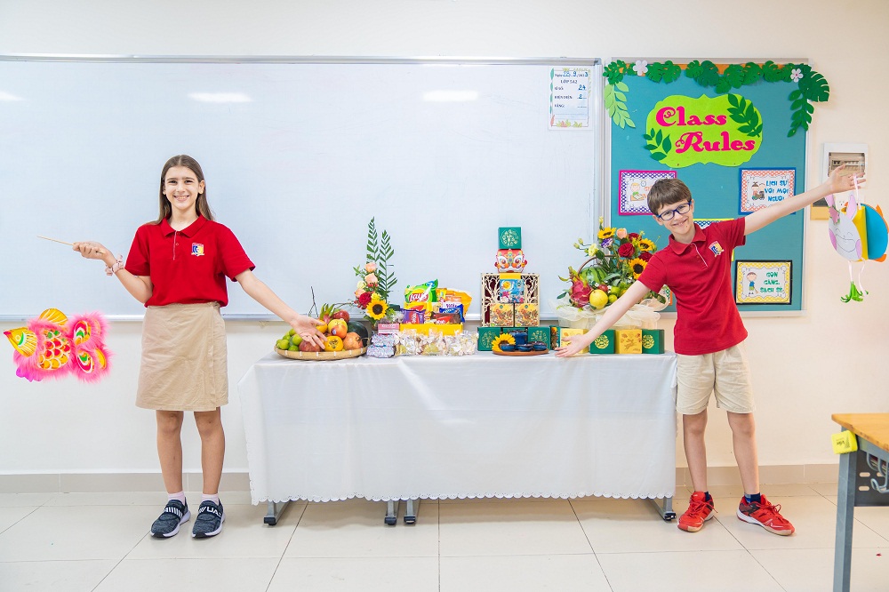 Hai chị em Evgeniia và Ivan thích thú khi trải nghiệm “Tết đoàn viên” ở Royal School - Ảnh: Royal School 