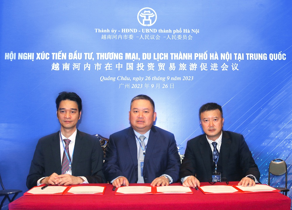 Đại diện Vinamilk (bìa trái) ký kết biên bản ghi nhớ hợp tác với 2 doanh nghiệp hàng đầu trong lĩnh vực nhập khẩu - phân phối sữa và nông sản tại Trung Quốc - Ảnh: Vi Nam