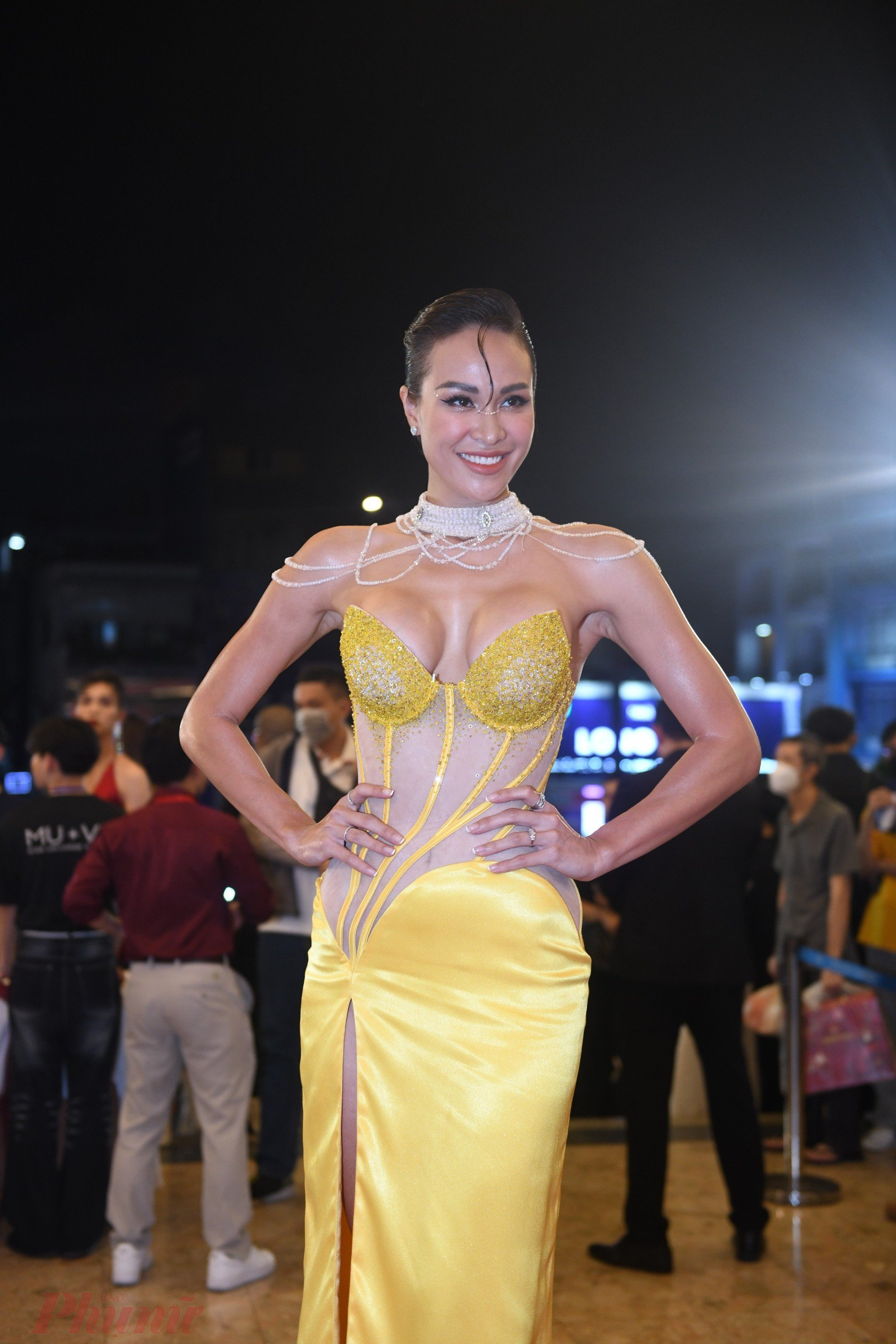 MC Phương Mai - thành viên ban giám khảo khoe vòng 1 táo bạo trên thảm đỏ với váy cúp ngực màu vàng.