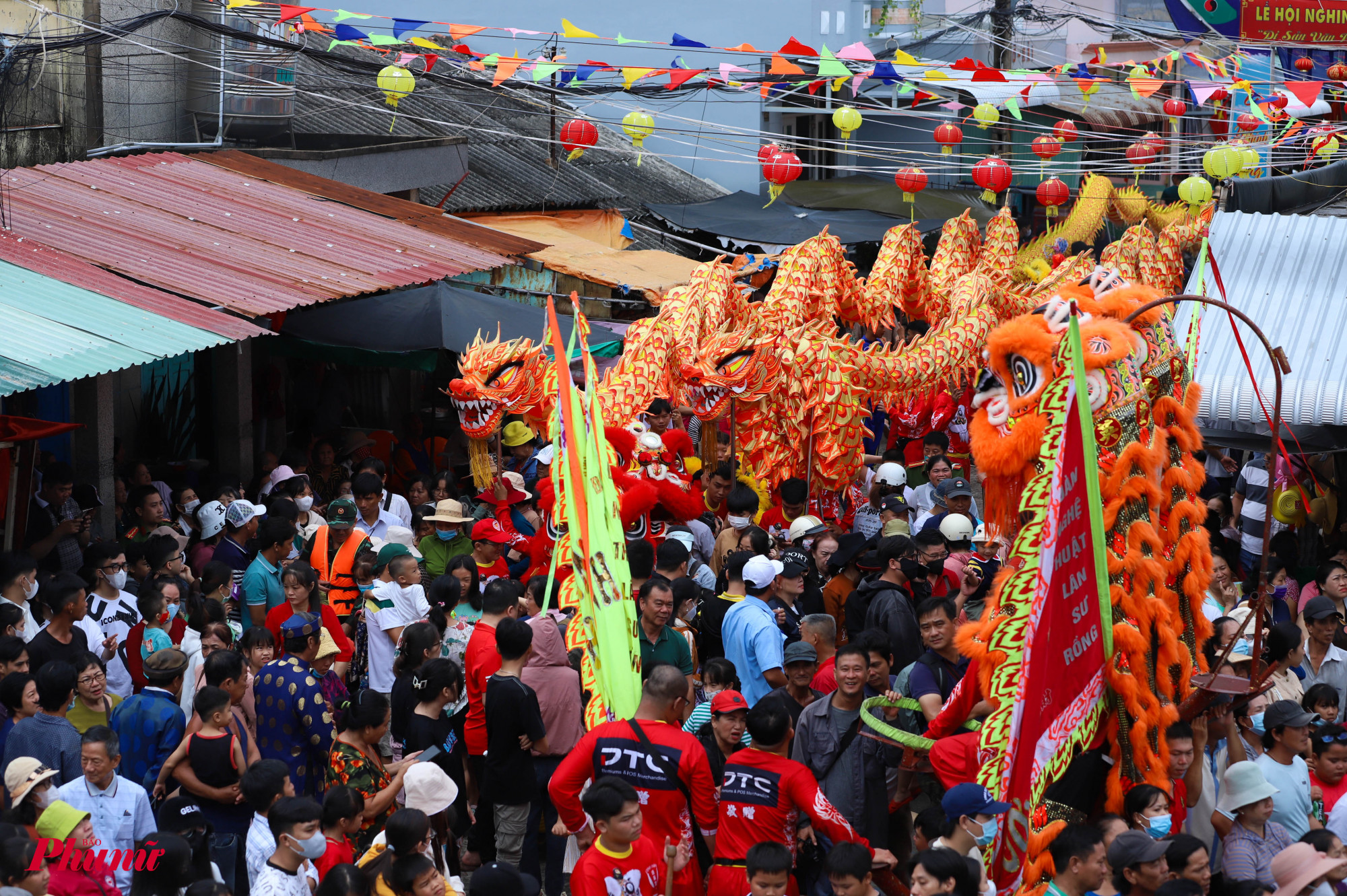 Là lễ hội xuất phát từ dân gian, không mang nặng quy củ, hành chính, diễn biến một kì lễ hội thường có 2 phần: phần lễ và phần hội. 2 phần đan xen nhau, được diễn ra ở thời gian, địa điểm tổ chức lễ và hội khác nhau. 