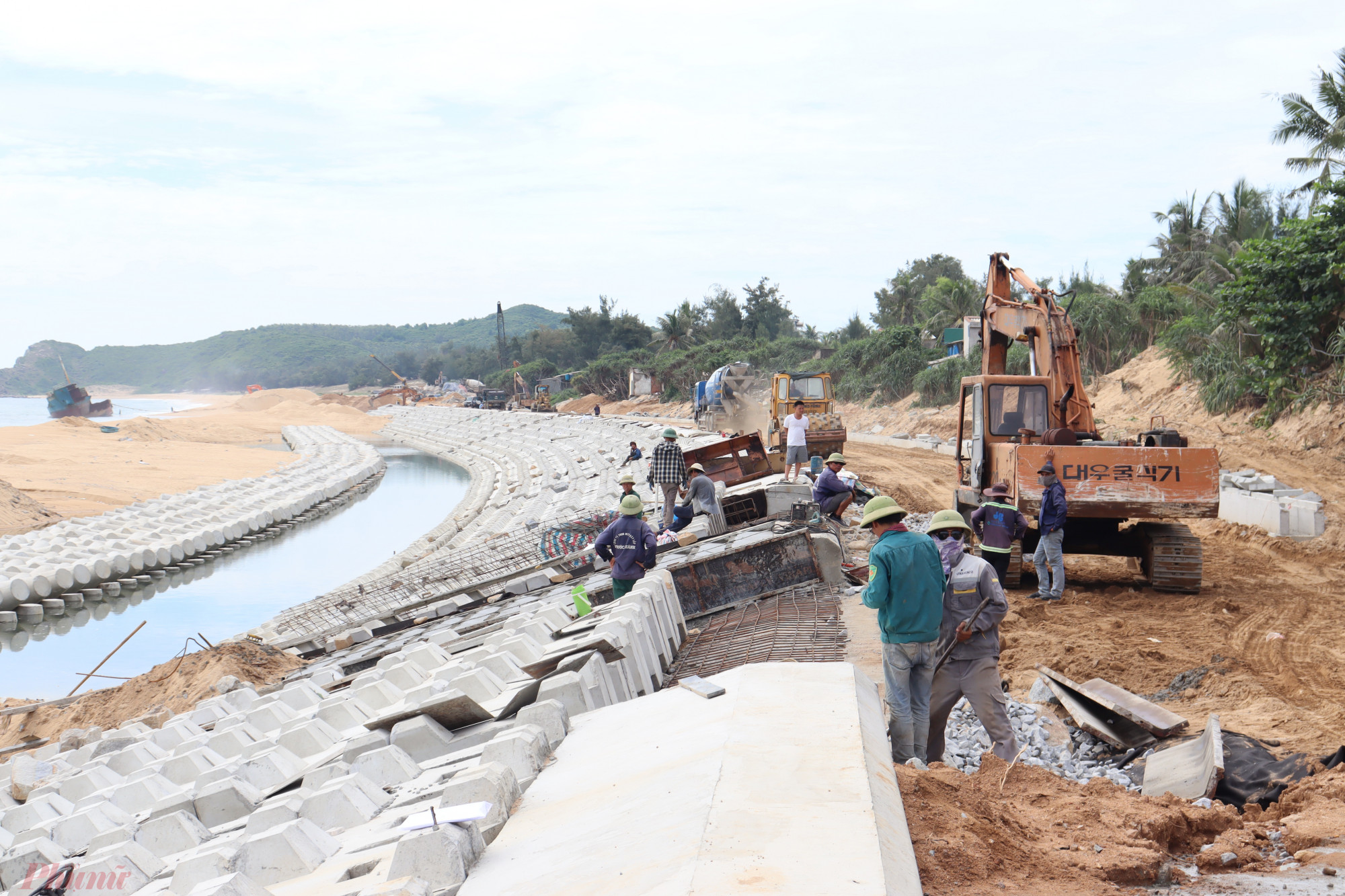 Nhà thầu đang đẩy nhanh tiến độ hoàn thiện kè khẩn cấp tại phường Phổ Thạnh, TX.Đức Phổ