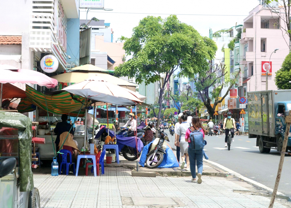 Vỉa hè đường Tân Quý, quận Tân Phú, TPHCM bị lấn chiếm làm nơi buôn bán, không còn lối đi cho người đi bộ - ẢNH: THIÊN ÂN