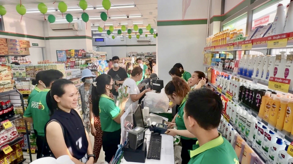 Khách hàng tham quan mua sắm tại  Co.op Food Quang Phúc Plaza ngày khai trương - Ảnh: Saigon Co.op