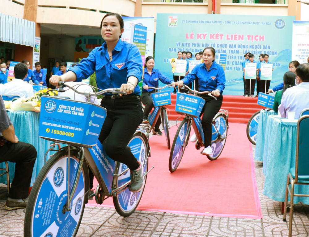 Hoạt động ra quân tuyên truyền người dân sử dụng nước sạch, hạn chế khai thác nước ngầm - ẢNH: ĐINH BÍCH