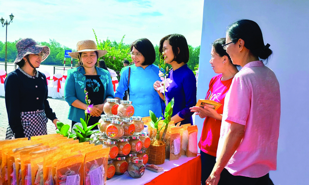 “Muối thảo dược Cần Giờ” được giới thiệu, quảng bá tại hội chợ giới thiệu sản phẩm khởi nghiệp Ocop của phụ nữ khu vực miền Nam được tổ chức tại tỉnh Bến Tre từ ngày 13-15/9 vừa qua