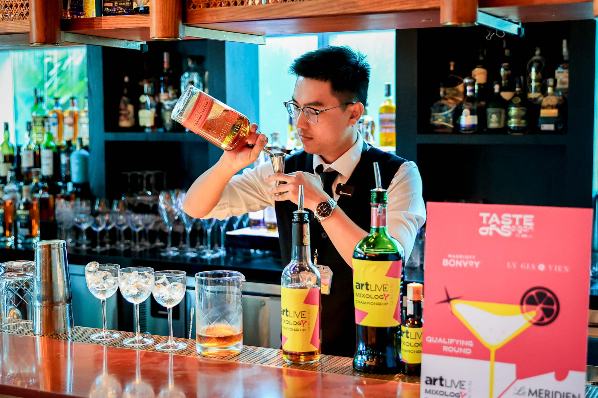 Vòng loại artLIVE Mixology Championship (AMC) diễn ra chuyên nghiệp nhưng vẫn đầy tính nghệ thuật, thẩm mĩ