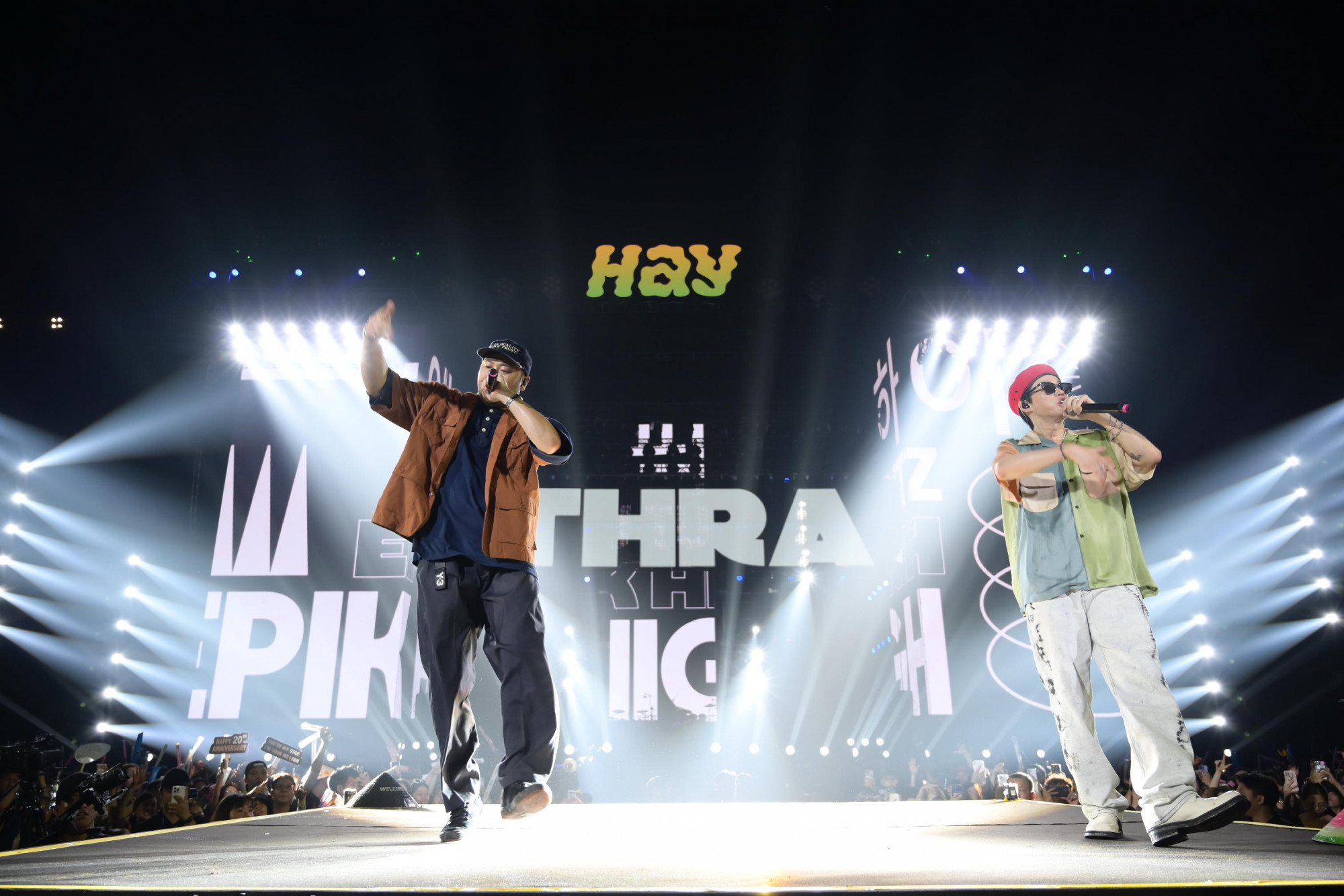 Epik High cháy hết mình cùng 10.000 khán giả tại Hà Nội.