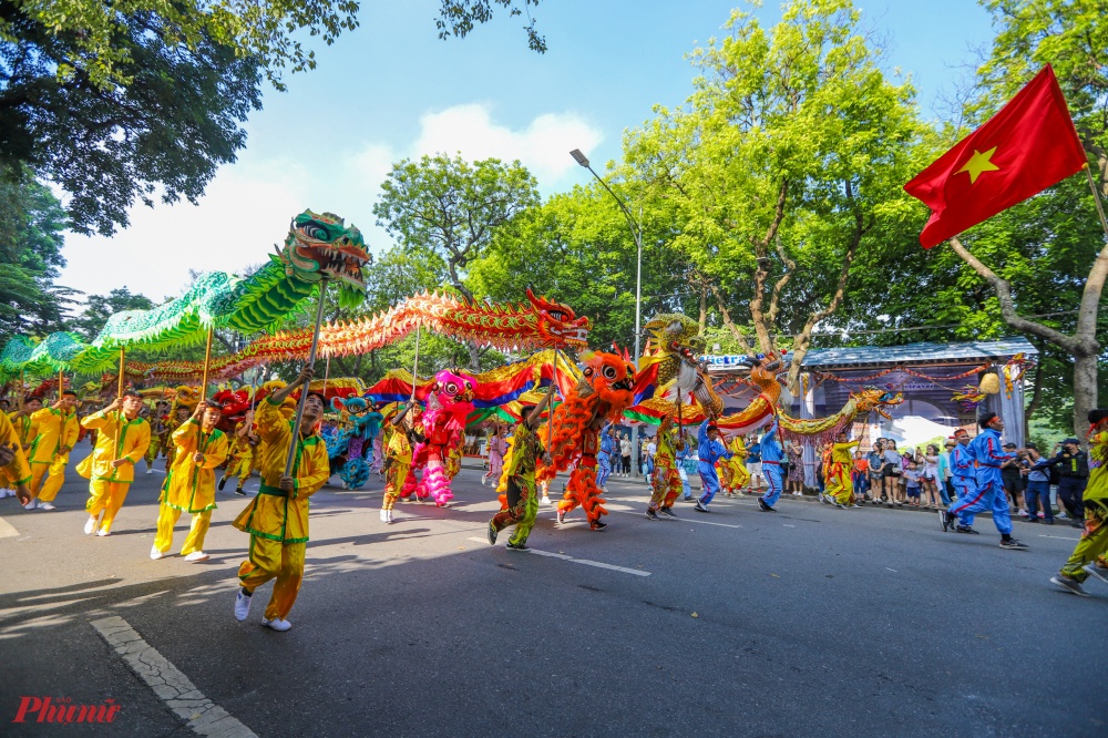 Sáng 1/10, Carnaval thu Hà Nội trong khuôn khổ Festival Thu Hà Nội đã diễn ra sôi động, rực rỡ sắc màu tại phố đi bộ hồ Hoàn Kiếm.