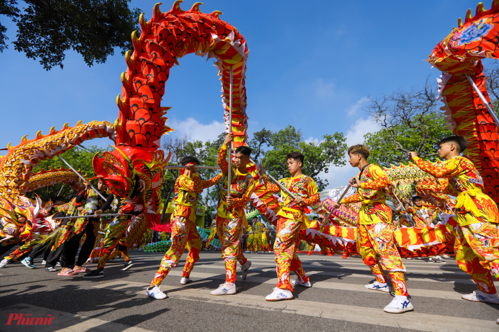 Carnaval thu Hà Nội được dàn dựng công phu, với quy mô 1.500 người đến từ các đơn vị của thành phố, học sinh, sinh viên, các câu lạc bộ, đoàn nghệ thuật, nghệ nhân...