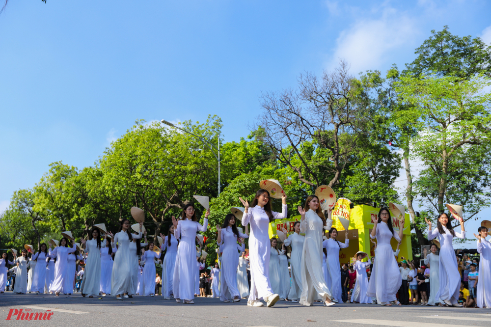 Đoàn diễu hành đại diện cho Thanh niên Hà Nội.