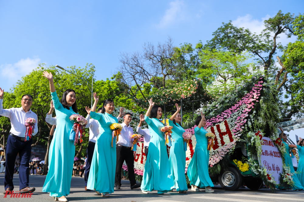 Đoàn diễu hành của làng hoa Mê Linh với đặc trưng các loại hoa của huyện.