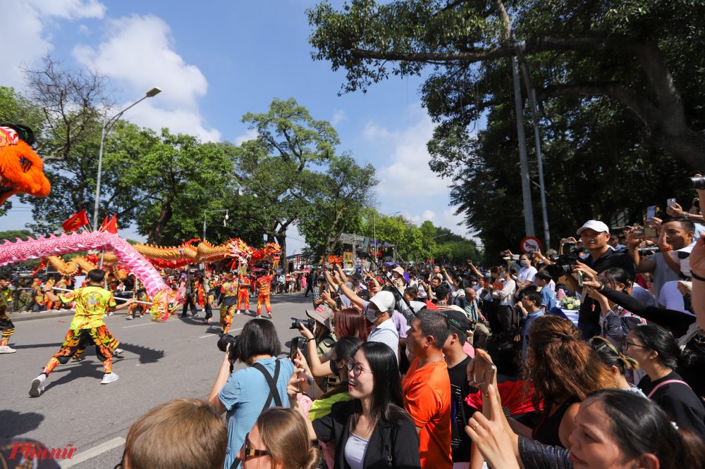 Người dân và du khách trên phố đi bộ thích thú thưởng thức các tiết mục carnaval nghệ thuật đường phố THu Hà Nội.