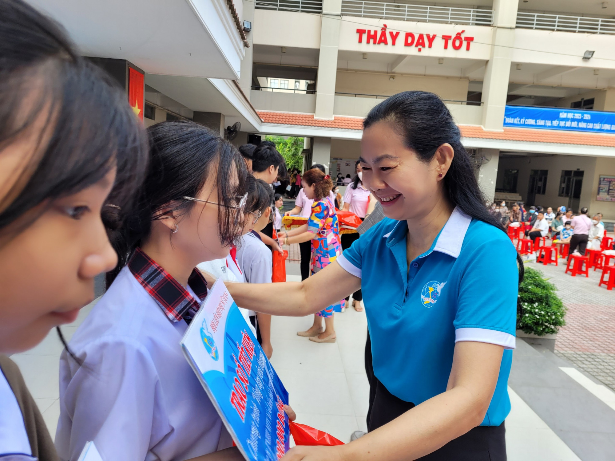 Bà Lâm Thị Ngọc Hoa - Phó Chủ tịch thường trực Hội LHPN TPHCM thay mặt các đơn vị tài trợ trao sổ tiết kiệm cho trẻ mồ côi vì COVID-19