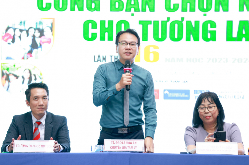 Ban tư vấn giới thiệu đến học sinh những thông tin bổ ích về chọn ngành, chọn trường