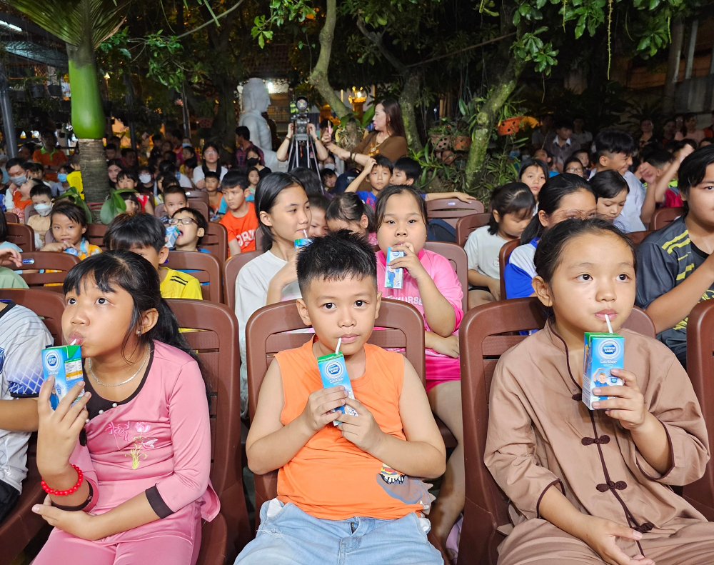 “Con mong muốn sẽ có nhiều chương trình như vậy để chúng con luôn có cơ hội uống sữa, tăng cường sức khỏe” - Ảnh: CGHL