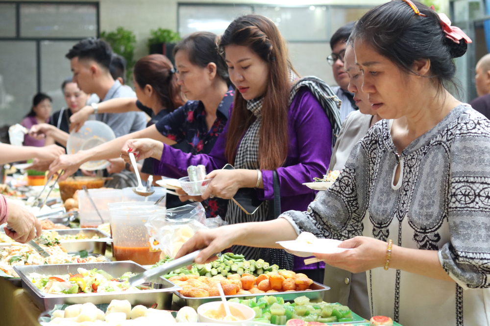 Biết được ý nghĩa của chương trình, nhiều người vui vẻ đến ủng hộ. 