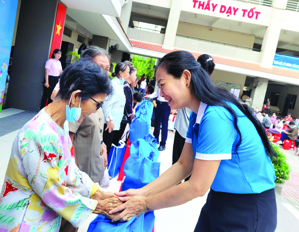 Bà Lâm Thị Ngọc Hoa - Phó chủ tịch thường trực Hội LHPN TPHCM - thăm hỏi, động viên các cụ già neo đơn, khó khăn tại quận 4 - ẢNH: NGUYỆT MINH