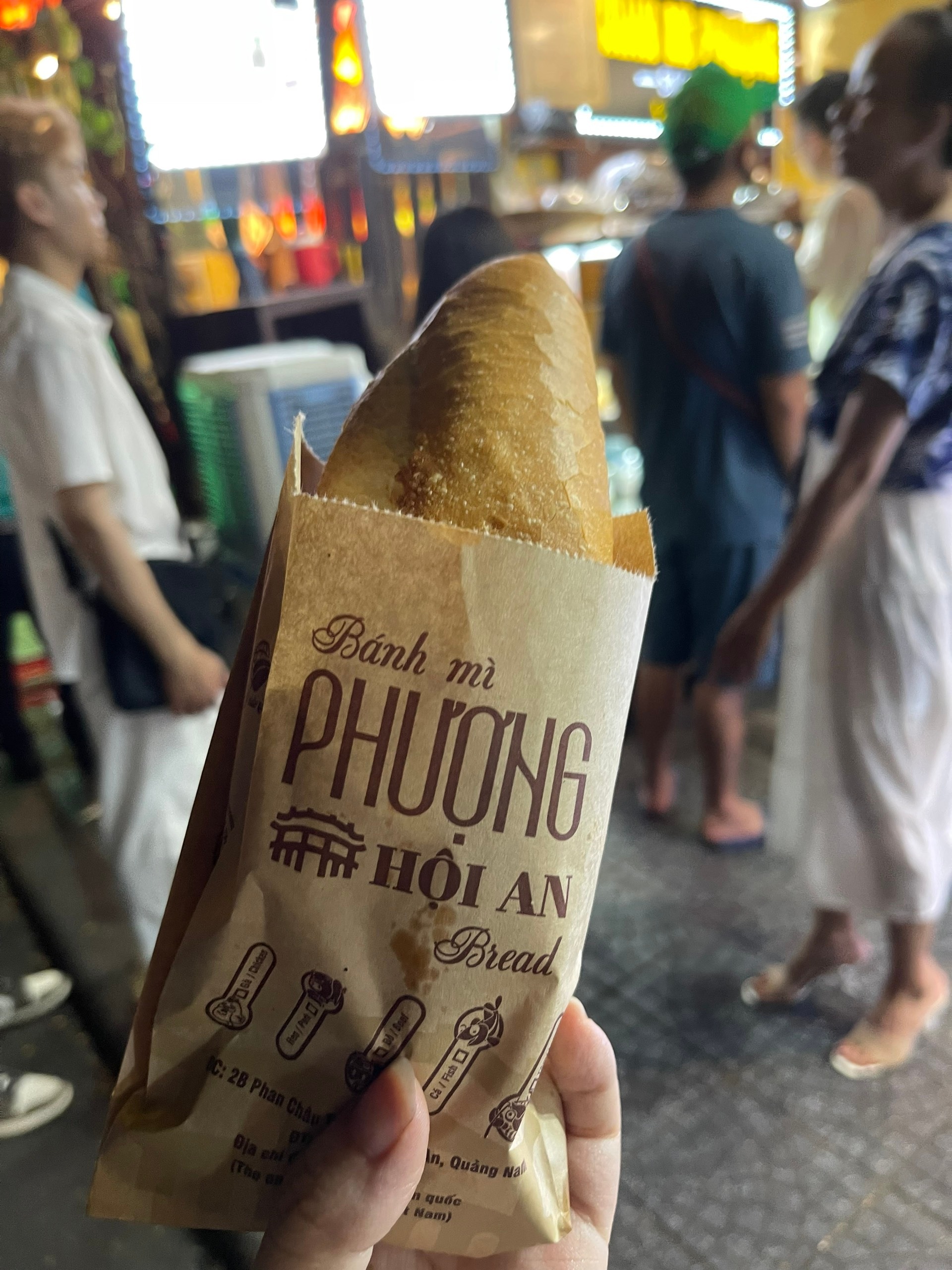 Bánh mì Phượng bị phạt gần 100 triệu đồng, đình chỉ goạt động 3 tháng