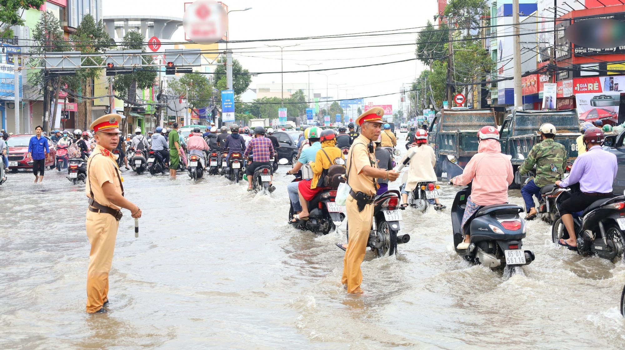 Lực lượng CSGT kịp thời có mặt điều tiết giao thông