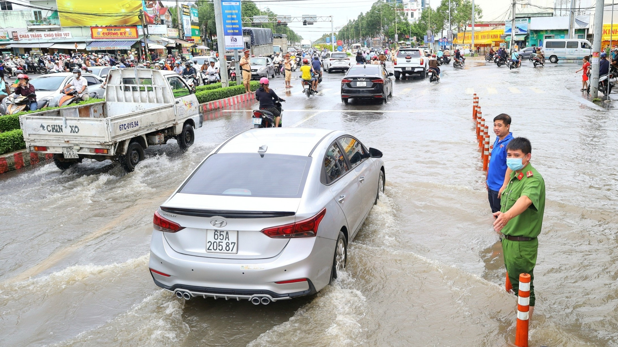 Nhiều tuyến đường ở TP Cần Thơ bị ngập vì triều cường