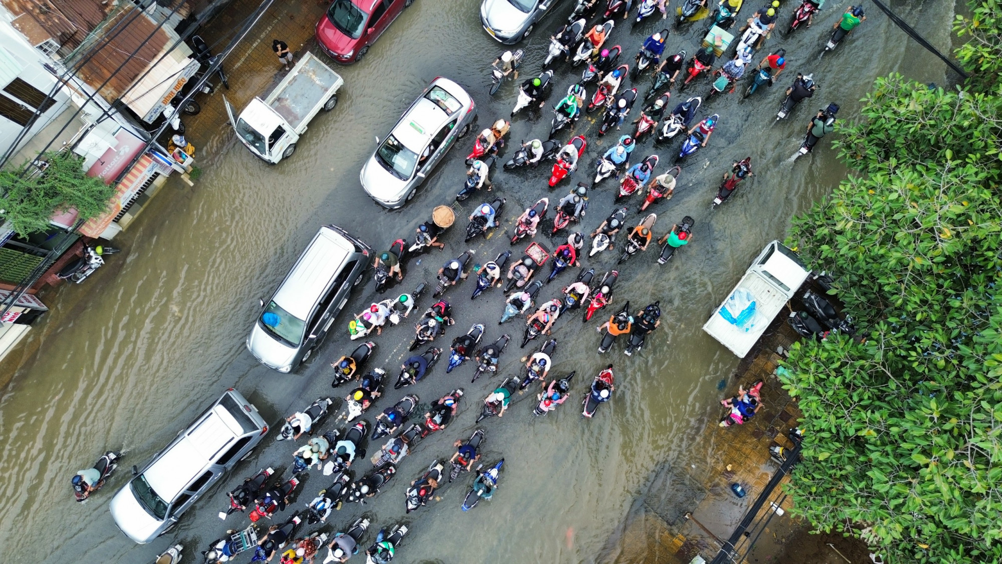 Triều cường dâng cao tại nội ô TP Cần Thơ khiến người dân khá vất vả trong lúc di chuyển