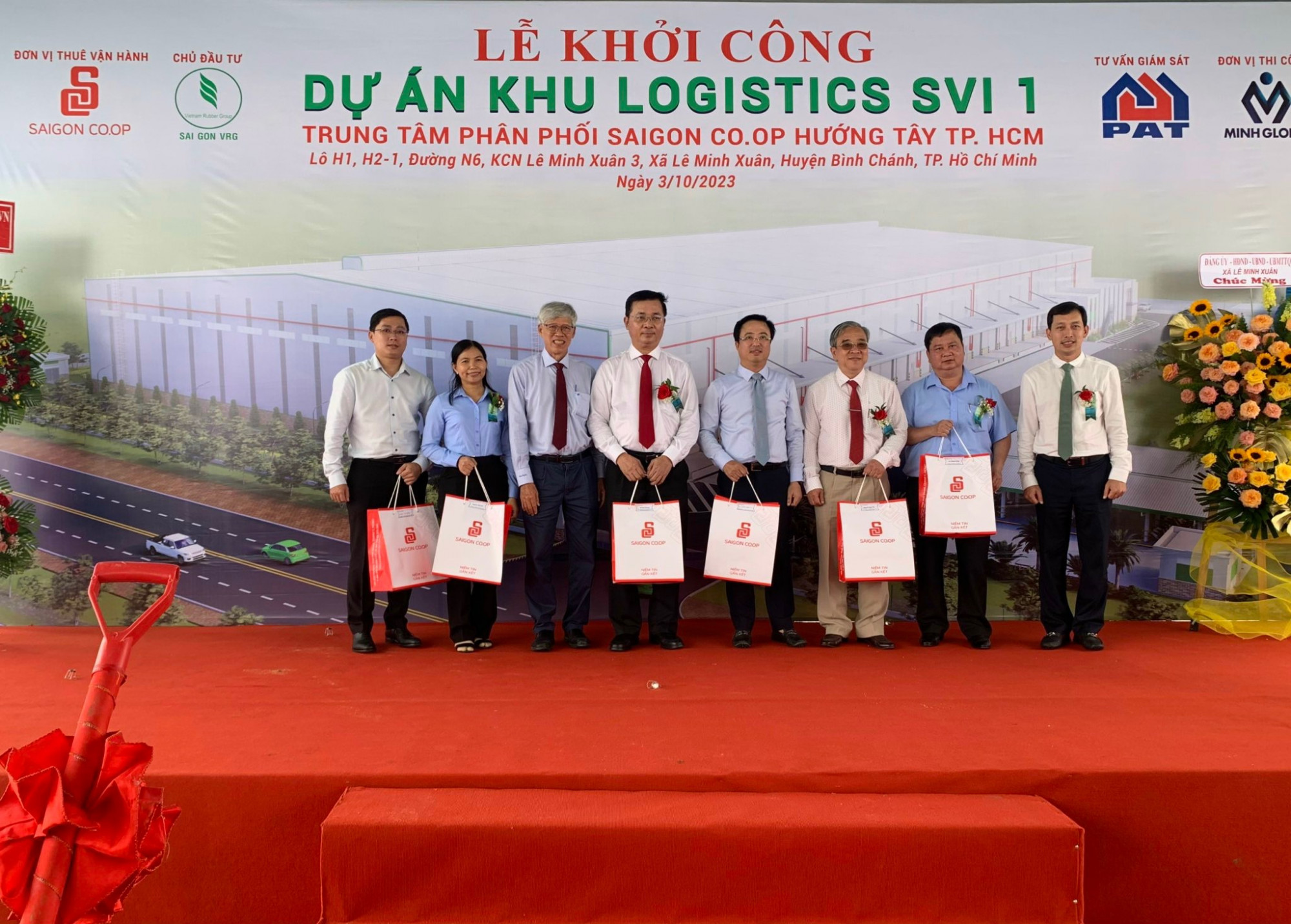 Ông Vũ Anh Khoa - Chủ tịch Hội đồng quản trị Saigon Co.op (ngoài cùng bên phải) trao quà lưu niệm cho các đại biểu tại buổi lễ - Ảnh: Saigon Co.op