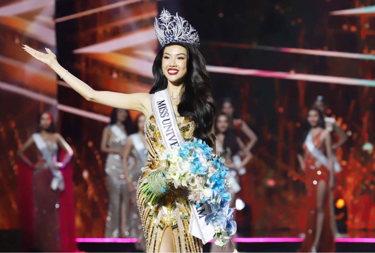 Bùi Quỳnh Hoa trong khoảnh khắc đăng quang Miss Universe VietNam 2023