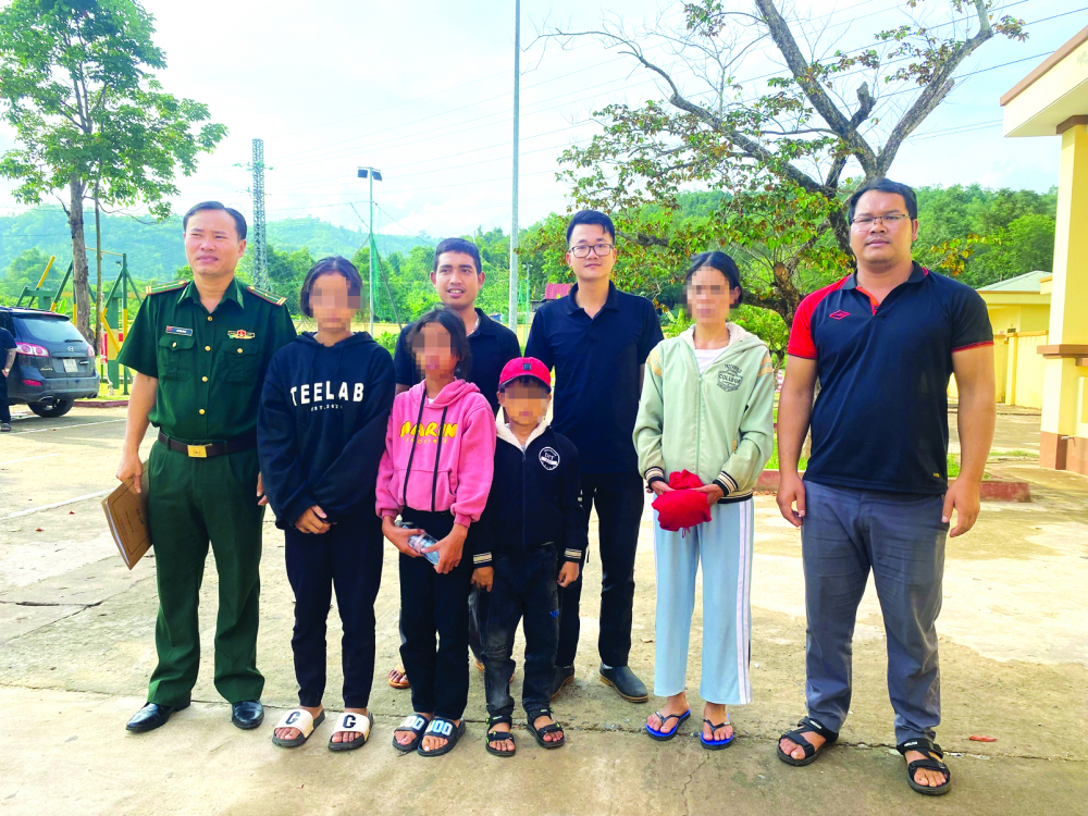 Đinh Yong (thứ hai từ phải sang) bị Bộ đội biên phòng tỉnh Quảng Trị bắt giữ ngày 6/6/2023 khi đang đưa 3 trẻ em quê ở tỉnh Gia Lai vượt biên sang Lào ẢNH: N.V.H.