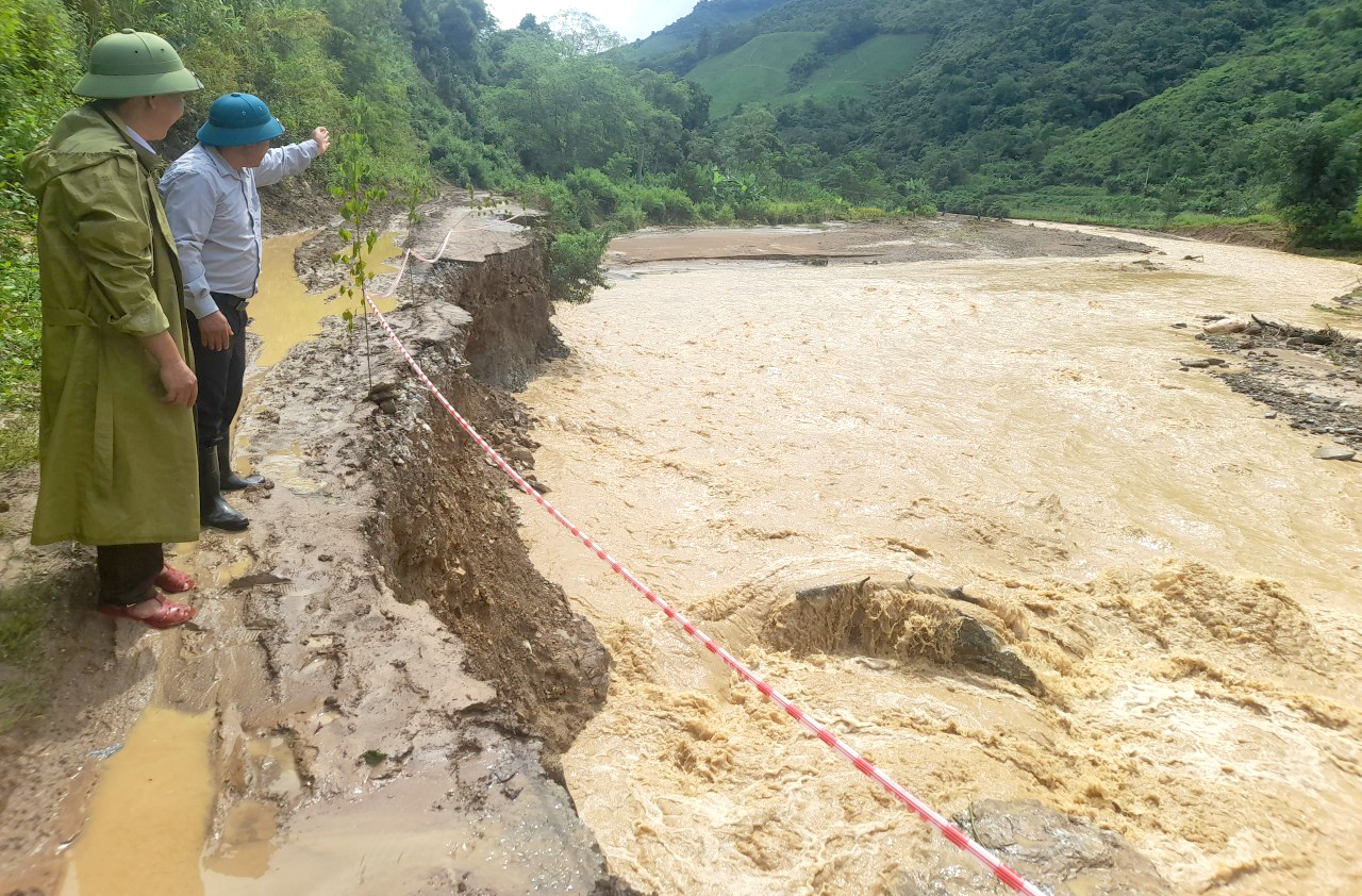 Nhiều tuyến đường bị lũ nuốt chửng - Ảnh: Bá Rê