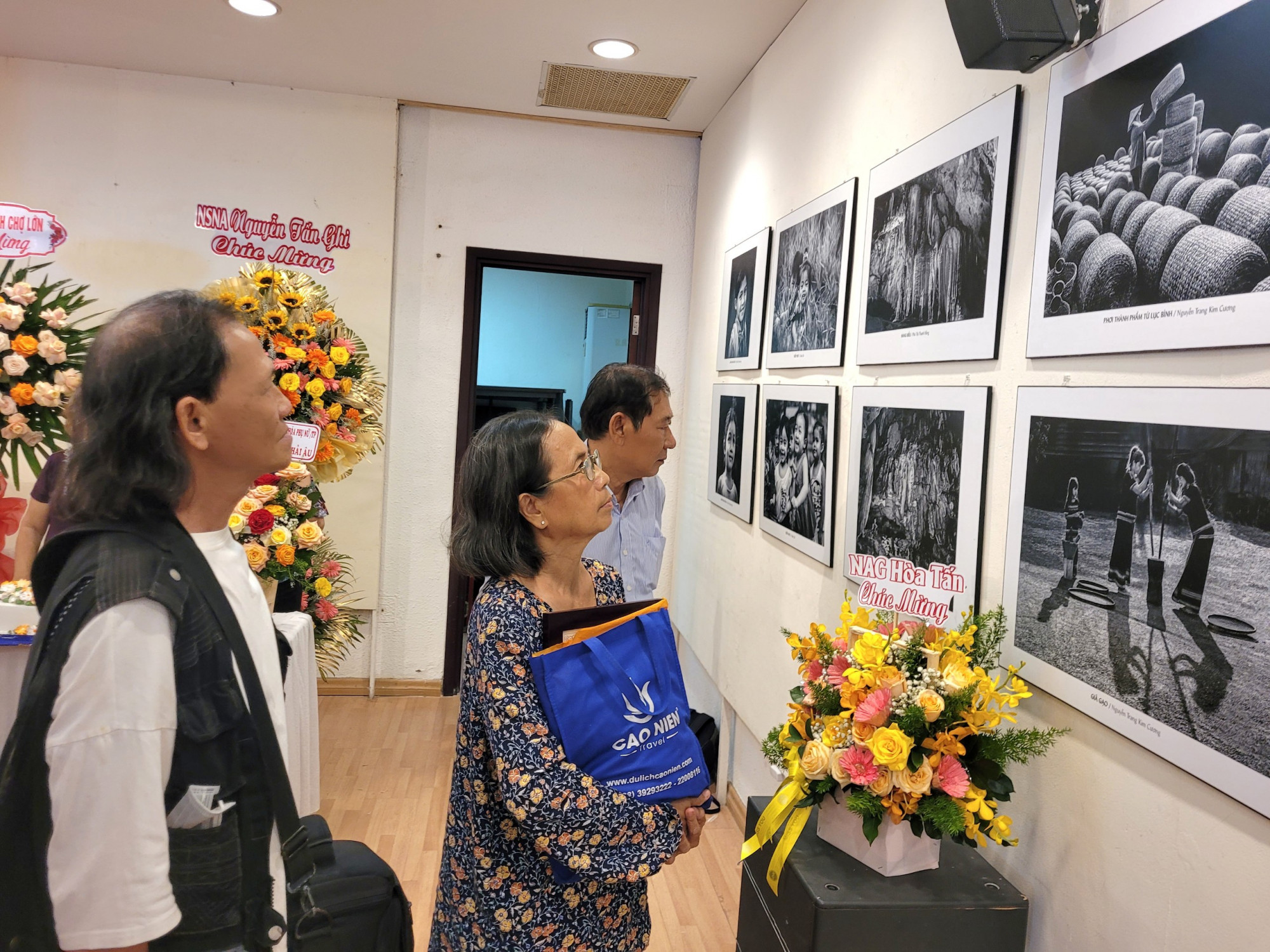 Công chúng thưởng lãm các tác phẩm nghệ thuật đen trắng thể hiện đa dạng các vẻ đẹp trên mọi miền đất nước của các nữ nghệ sĩ