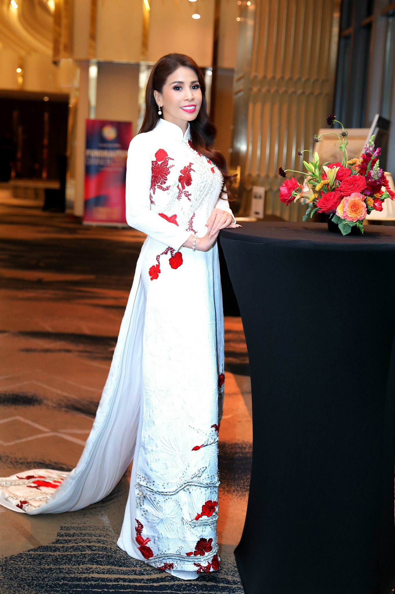 Khi tham dự tiệc, Lý Hương đã thay bộ áo dài Việt Nam với mong muốn giới thiệu tà áo dài truyền thống đến các khách mời. Với nữ diễn viên, áo dài là niềm hãnh diện của người phụ nữ Việt Nam, góp phần lan tỏa đến bạn bè nước ngoài.
