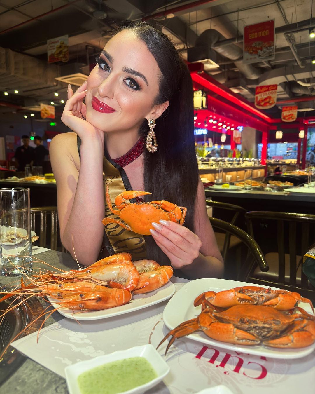 Mikaela Rose Fowler dùng tiếng Việt ngon quá để khen về bữa thưởng thức hải sản tại Hà Nội