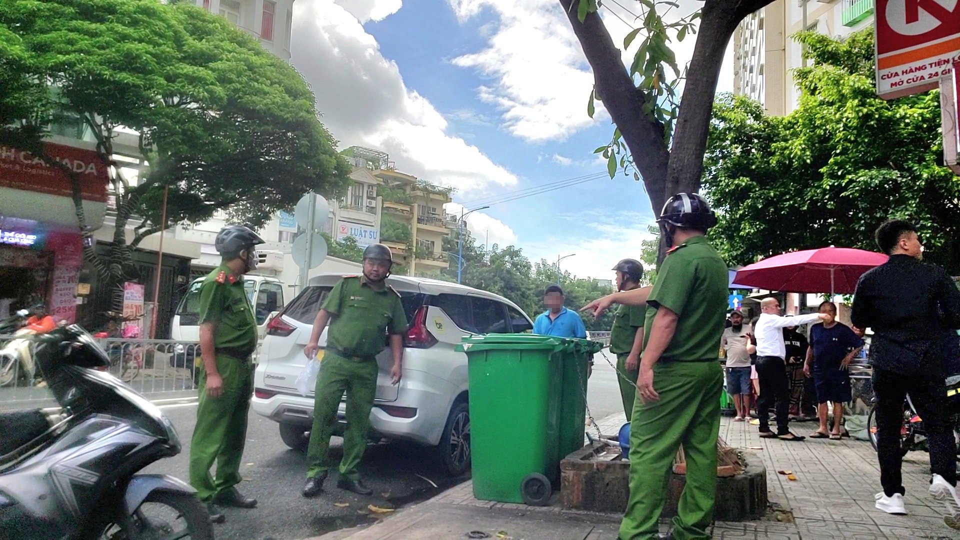 Công an phường 3, quận Bình Thạnh có mặt tại hiện trường.