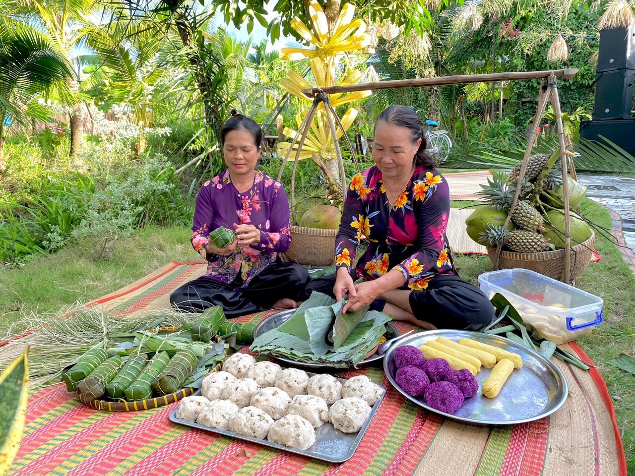 Phụ nữ huyện Phong Điền (TP Cần Thơ) duyên dáng bên áo bà ba, trong sinh hoạt hàng ngày