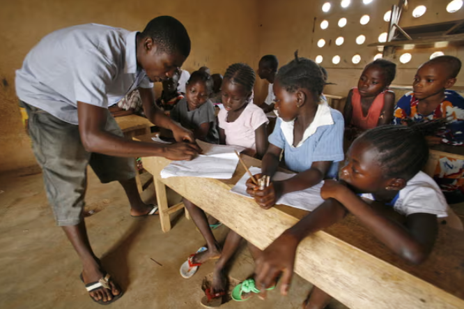 Một trường học ở Jendema, một thị trấn nông thôn ở Pujehun, Sierra Leone. Châu Phi cận Sahara cần thêm 15 triệu giáo viên để đảm bảo giáo dục cho tất cả mọi người vào năm 2030. Ảnh: Ahmed Jallanzo/EPA