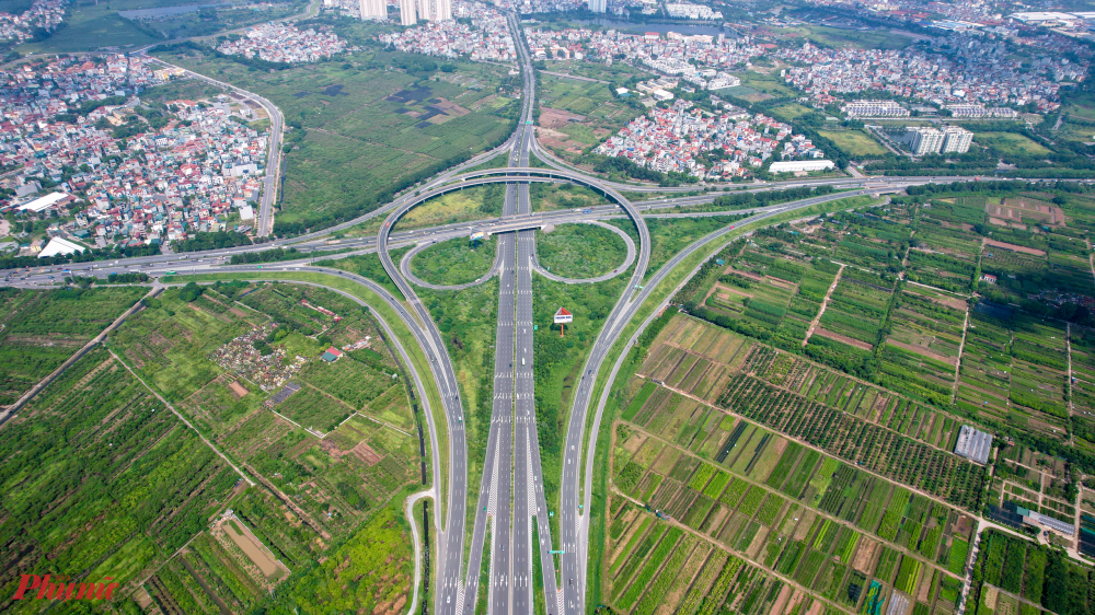 Huyện Gia Lâm, sau khi trở thành quận, Gia Lâm vẫn giữ nguyên diện tích tự nhiên 116,64km2 và khoảng 310.000 dân.