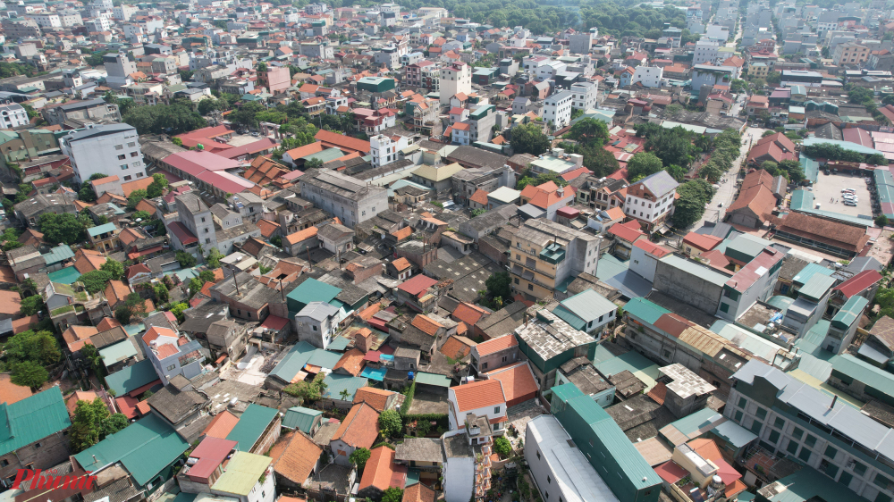 Gia Lâm nằm ở cửa ngõ phía đông thành phố Hà Nội, có nhiều tuyến đường giao thông huyết mạch đi qua như quốc lộ 1A kết nối Bắc Ninh; quốc lộ 3 mới kết nối Hà Nội, Thái Nguyên; quốc lộ 5B nối với tỉnh Hưng Yên và TP Hải Phòng.