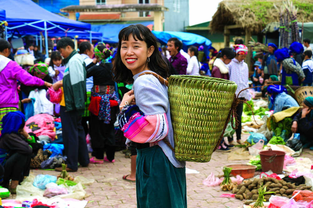 Người Hà Nhì bán thực phẩm tại chợ phiên Y Tý