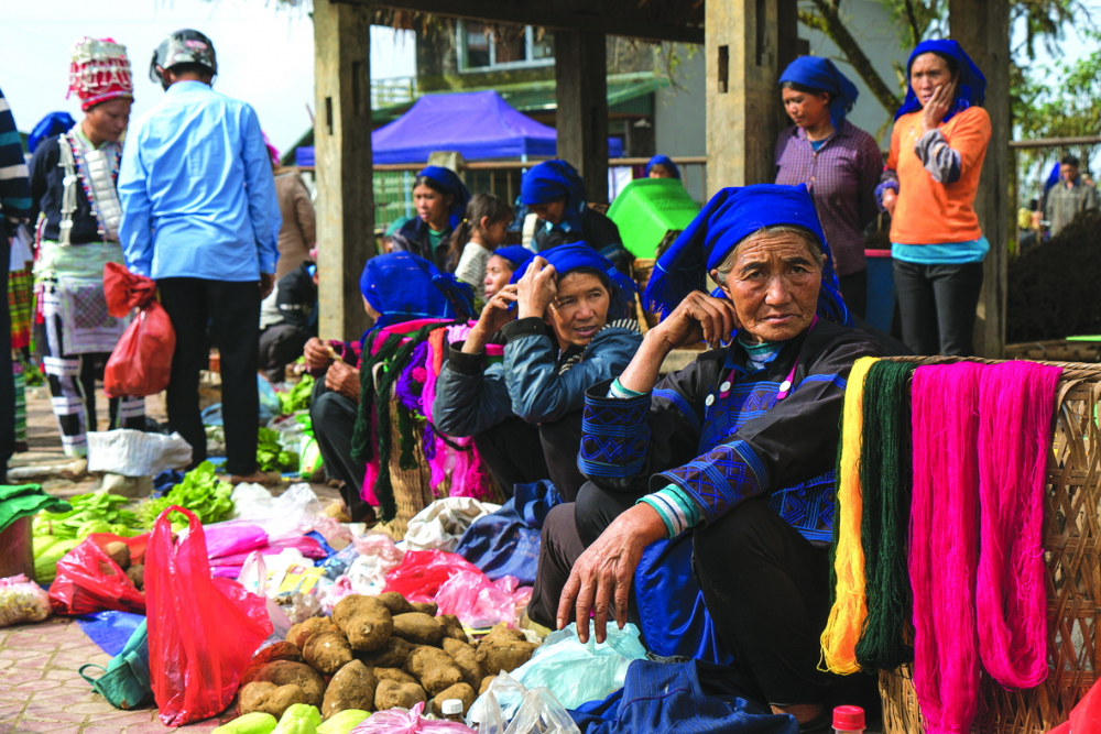 Người Hà Nhì bán thực phẩm tại chợ phiên Y Tý