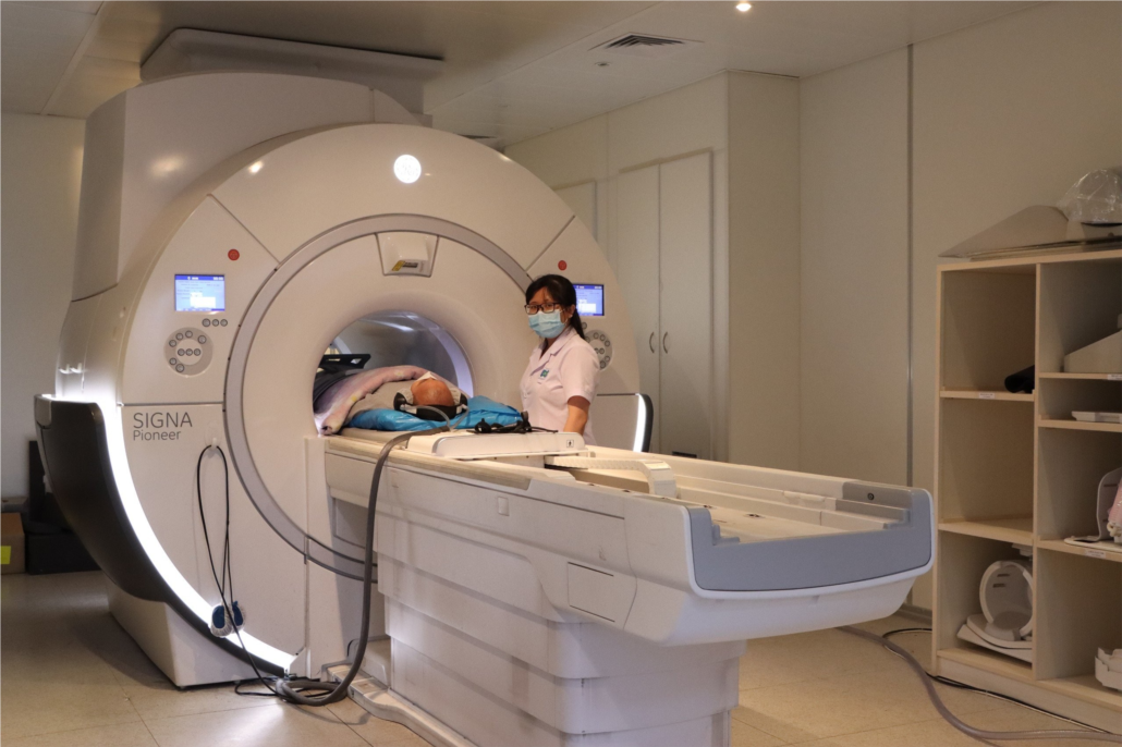 Người bệnh đang được chụp MRI tại BV Ung bướu cơ sở 2 vào sáng nay, ảnh SYT