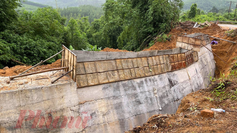 Quá trình thực hiện dự án, ngoài đảm bảo tiến độ thi công, đơn vị còn yêu cầu các nhà thầu thi công đảm bảo an toàn cho các phương tiện lưu thông trên tuyến. 