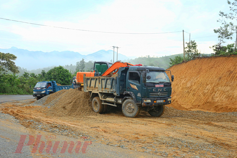 Tại những góc cua nhỏ được thiết kế mở rộng mặt đường, gia cố bằng kè và bê tông. Hiện các đơn vị thi công đã xử lý được gần 150.000 khối đất đá, nhiều điểm cua đã được mở rộng và chờ thảm nhựa đường