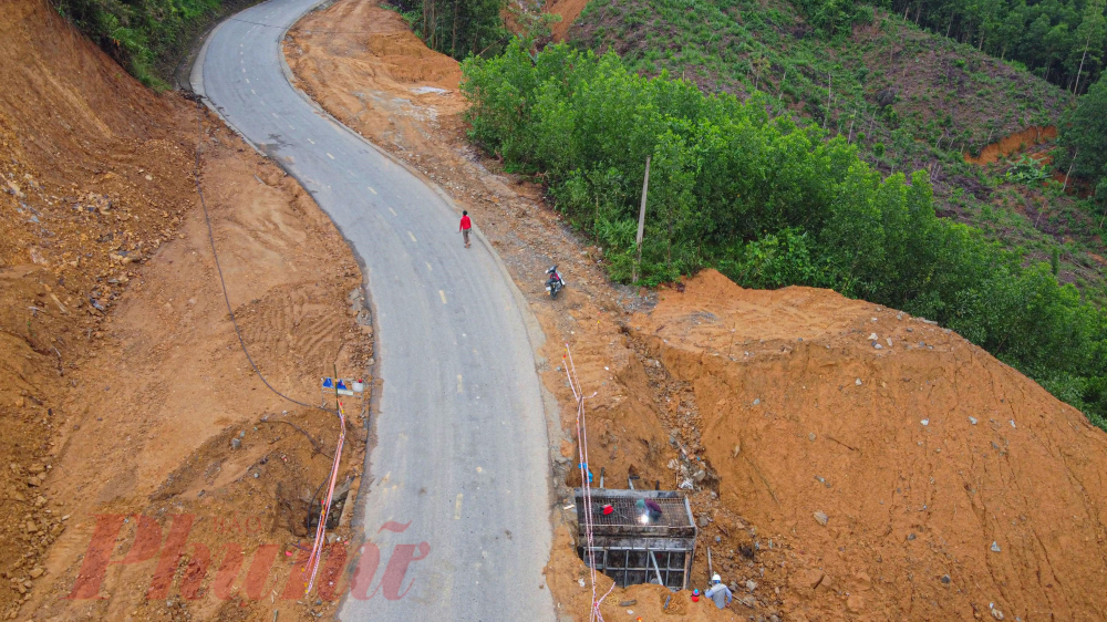 QL49A đi qua địa bàn huyện A Lưới, thị xã Hương Trà và TP Huế dài gần 90km, có nhiều đoạn quanh co, hiểm trở; mặt đường hẹp, nhiều chỗ rộng chừng 4-5m. Hơn nữa qua nhiều năm đi vào khai thác nhiều đoạn nay đã xuống cấp, lề thường bị sụt lún và nhiều vụ tai nạn giao thông