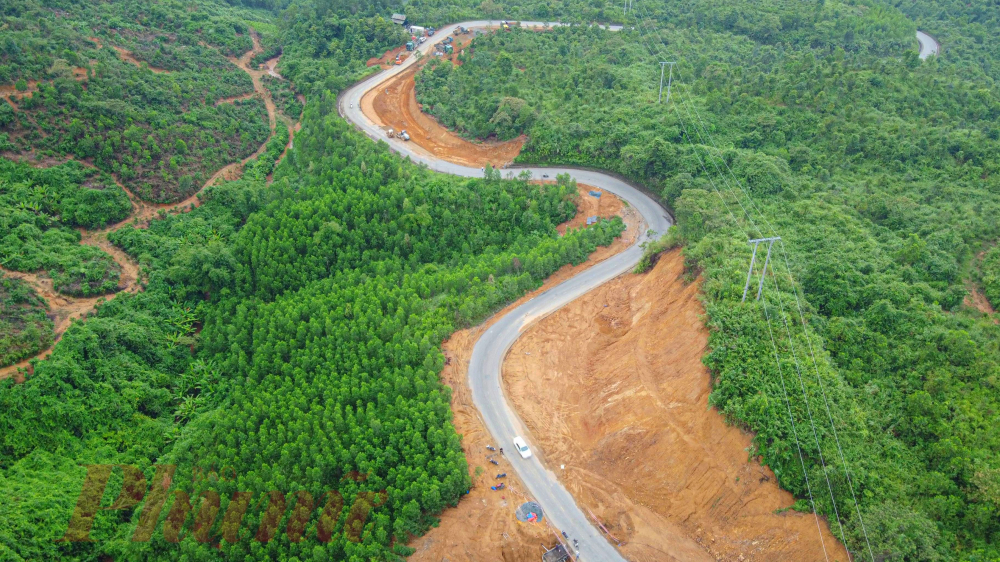 Nhiều chuyến công tác ở vùng cao A Lưới, không ít lần chúng tôi đã chứng kiến nếu phía trước là xe tải lớn đang lưu thông, ô tô con chỉ còn cách “bò” phía sau do không thể vượt lên. Người đi xe máy phải tấp sát vào lề, nếu đi ngược chiều là xe tải chở keo, tràm cồng kềnh.