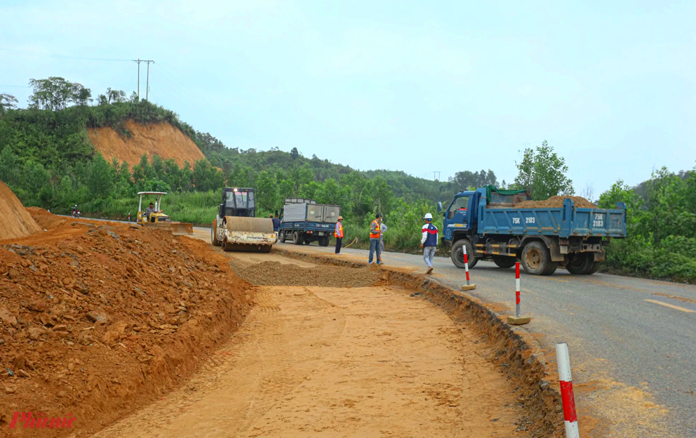 Ông Đặng Nguyễn Ngọc Linh, đại diện Văn phòng quản lý Đường bộ II.5 (Khu quản lý Đường bộ II) cho biết, dự án cải tạo các vị trí tiềm ẩn mất ATGT trên tuyến QL49 có tổng mức đầu tư hơn 97 tỷ đồng. Dự kiến trong tháng 10 này sẽ hoàn thành việc xử lý các vị trí tiềm ẩn TNGT, đảm bảo cho các phương tiện lưu thông thuận lợi, an toàn